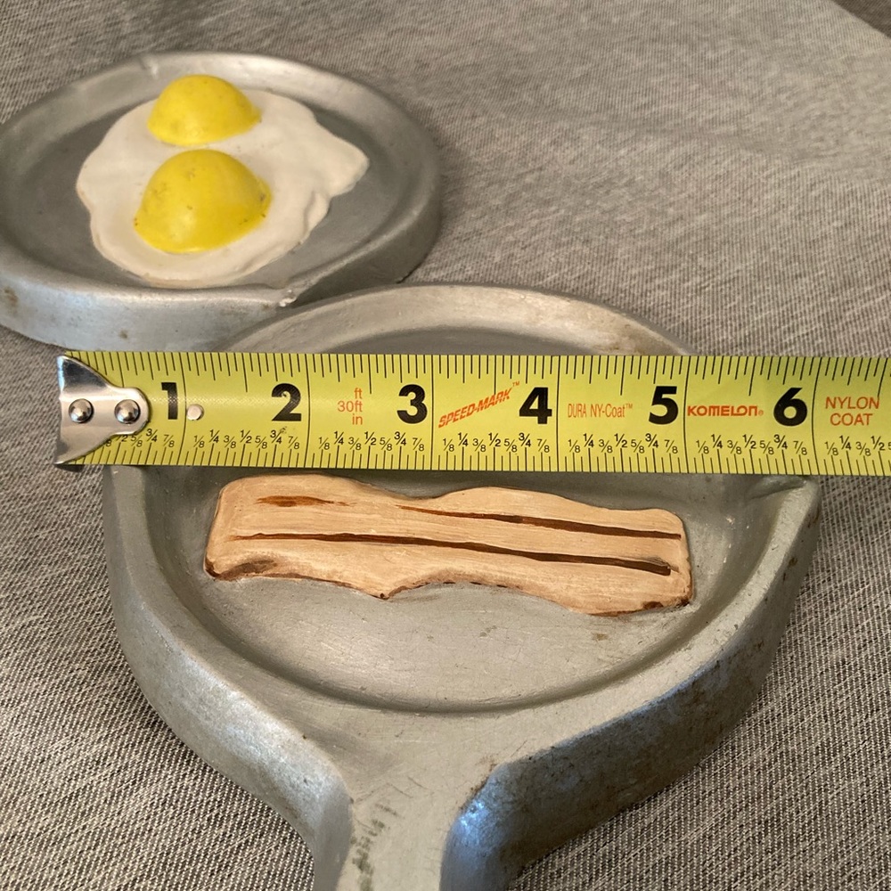 Vintage Kitsch Chalkware Skillet Pair - Eggs and Bacon - Picture 14 of 16